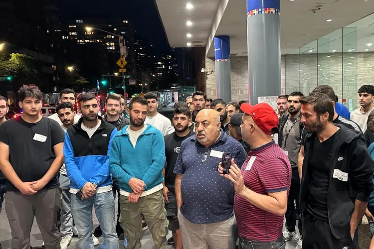 New York’ta Türk pedicabçı gözaltında fenalaştı!