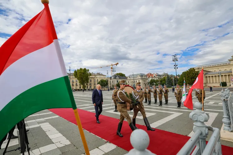 TBMM Başkanı Kurtulmuş’tan Meçhul Asker Anıtı’na çelenk