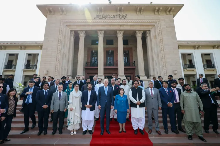 Pakistan’da Kurtulmuş’tan Pencap Eyalet Meclisi’ne ziyaret