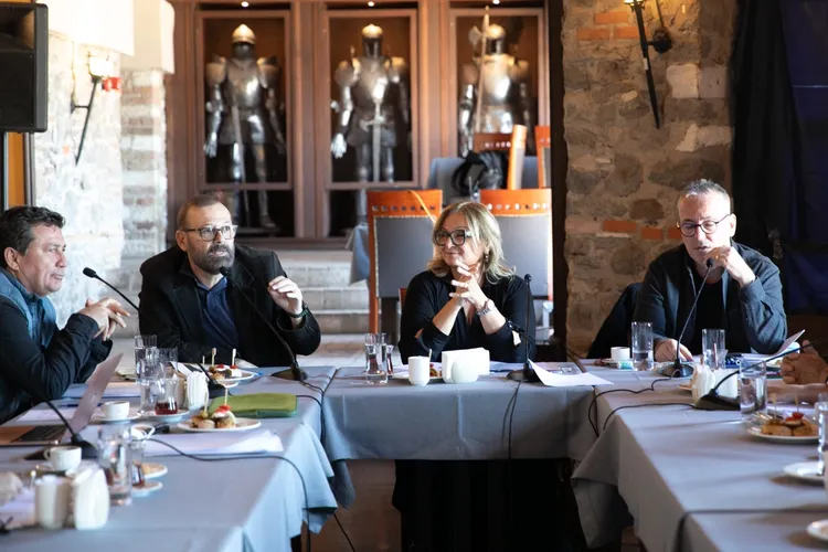 İzmir Şehir Tiyatroları danıştı