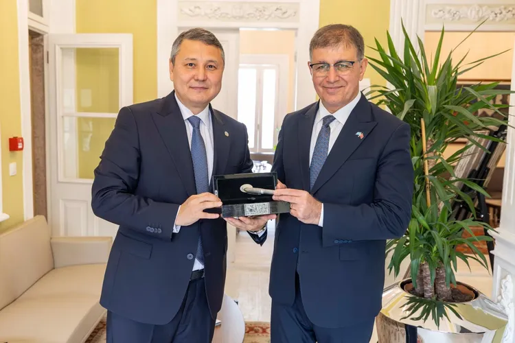 İzmir’de Kazakistan heyeti Ay Yıldızlı Konak’ta ağırlandı