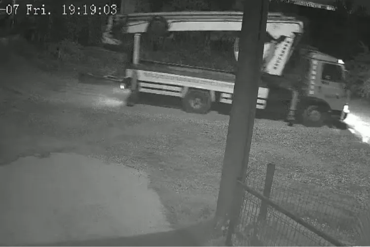 Düzce’de mobil vinç telefon direğini kırıp olay yerinden uzaklaştı