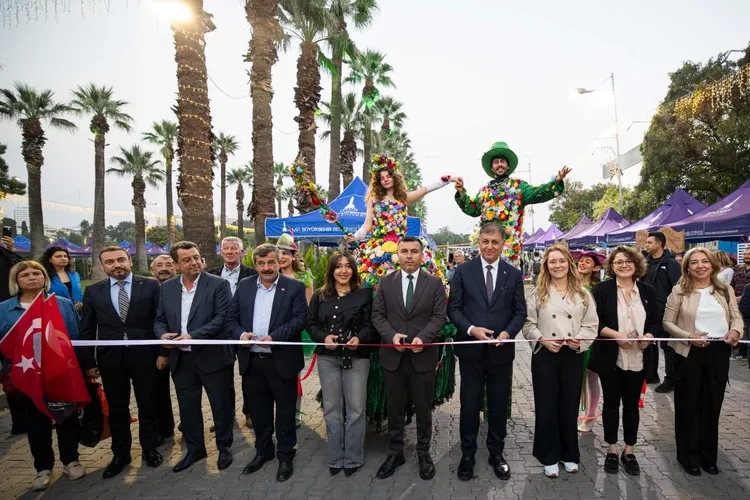 İzmir Kültürpark’ta rengarenk buluşma