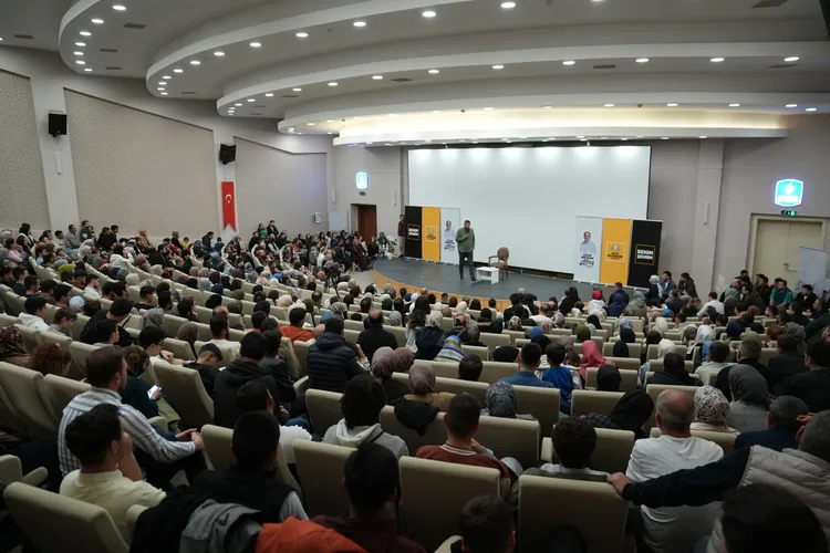 Konya’da ‘Şehir Konferansları’ başladı